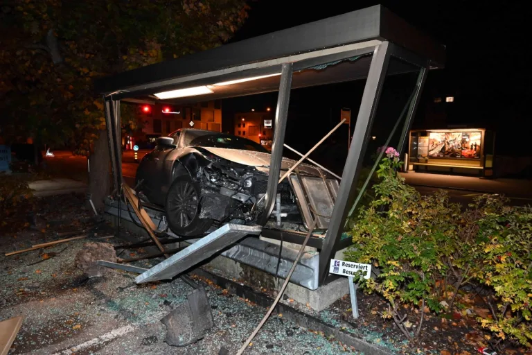 Niederuzwil SG - Frau baut im Maserati Selbstunfall wegen einer Katze