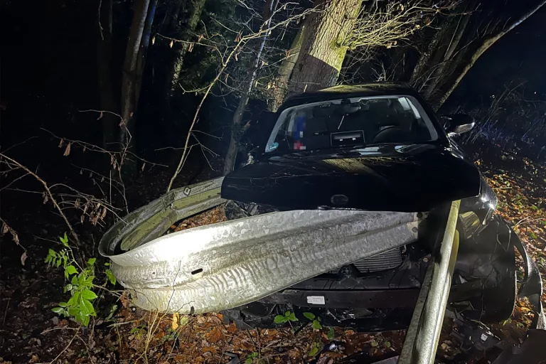 Engelskirchen NW – Autofahrer weicht Tier aus und prallt gegen Leitplanke