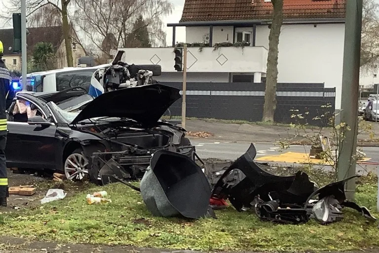 Gelsenkirchen NW – Unfall von Tesla und Polizeifahrzeug mit Todesfolge