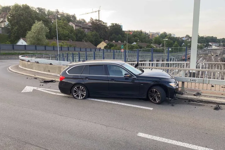 Schaffhausen - Totalschaden nach Unfall auf der A4