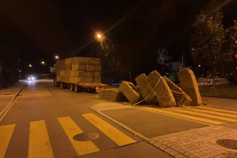 Uster ZH – 200 Kilogramm schwere Strohballen blockieren Strasse