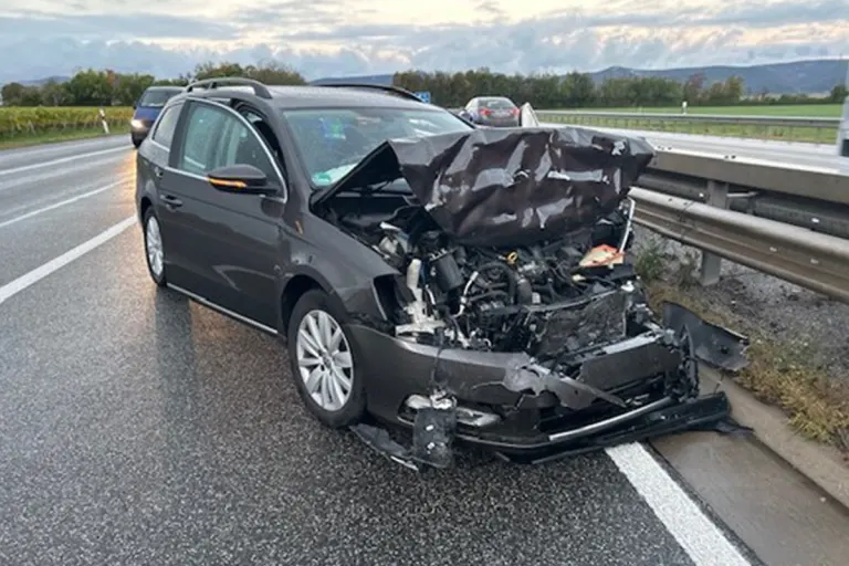 A65 Haßloch RP – Unfall von zwei Pkw auf nasser Fahrbahn