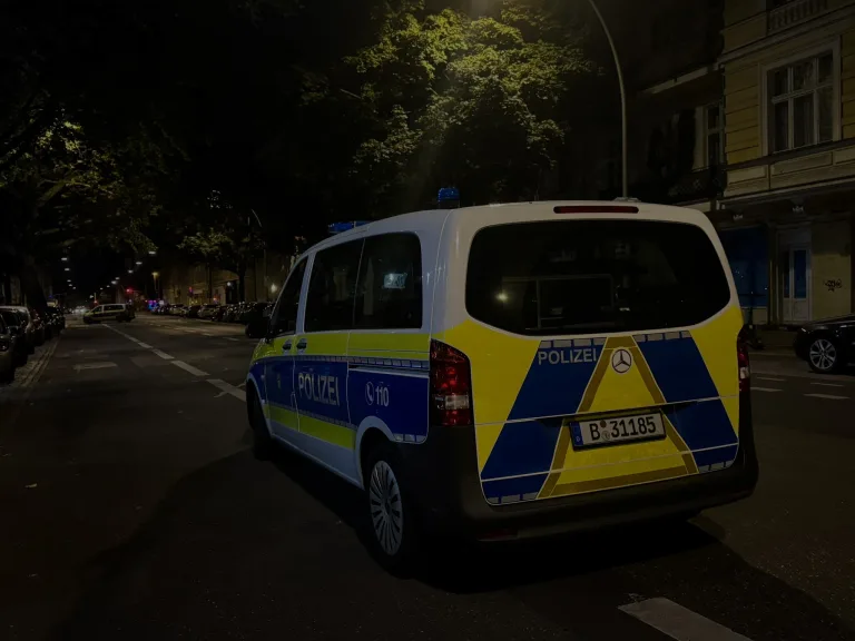 Berlin – Mann durch Schuss aus fahrendem Auto verletzt