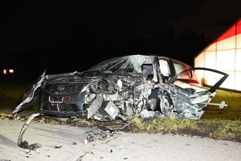 Flawil SG –  Auto kollidiert mit Lieferwagen