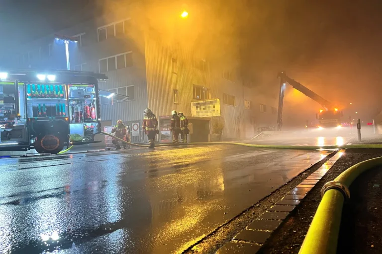 Buchs SG - Wegen Brand in Recyclingbetrieb auch Rauch af der A13