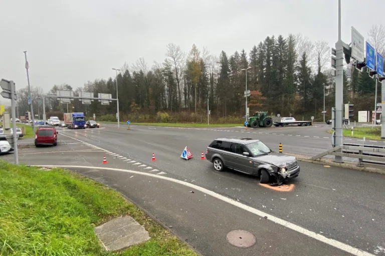 Baar ZG - Zweimal Totalschaden nach Unfall auf der Kreuzung