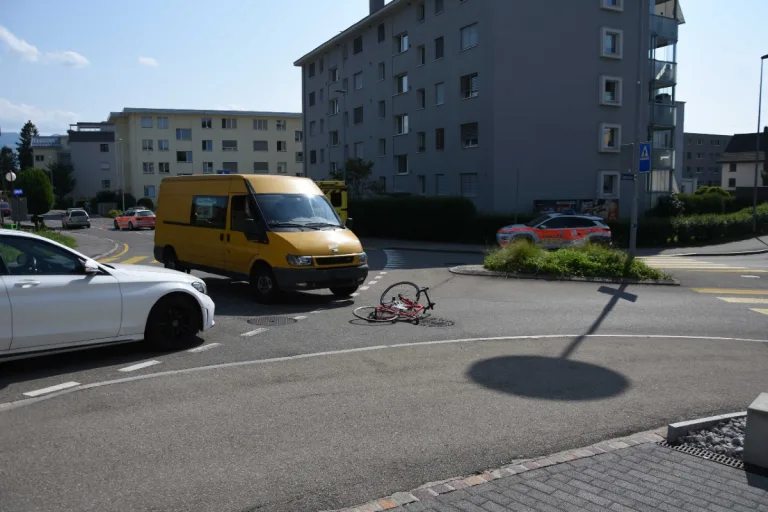 Rapperswil-Jona SG - Lieferwagen prallt in Velofahrer und verletzt ihn leicht