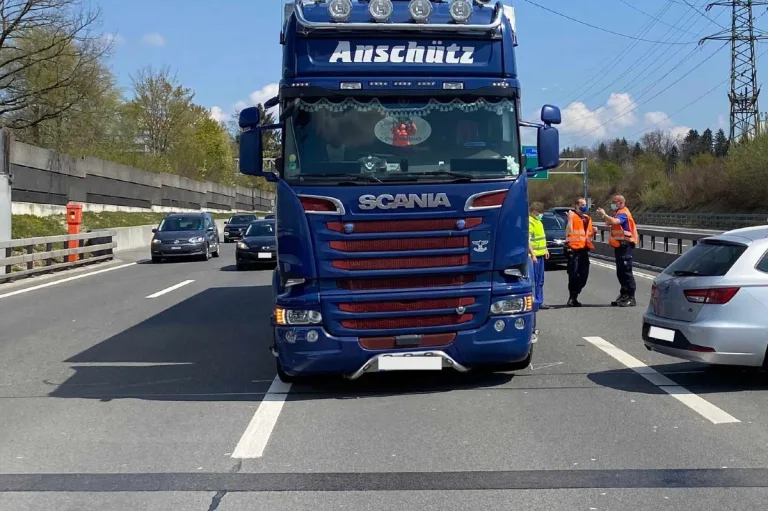 Cham ZG - Kollision auf der A4 zwischen Auto und Lastwagen 