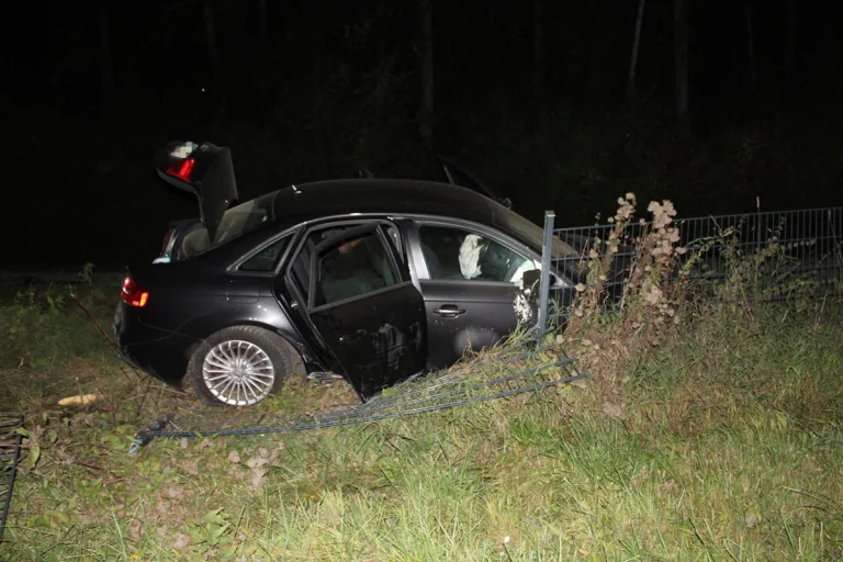 Hagen NW – Audi-Fahrer (18) kollidiert mit Zaun