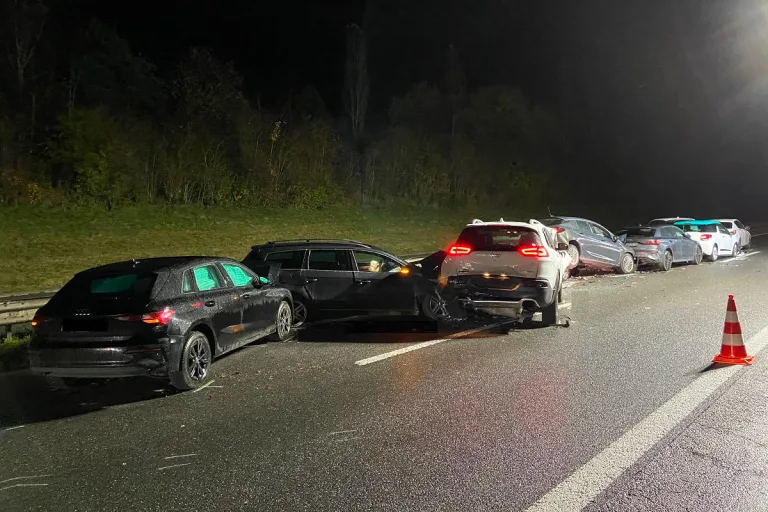 A12 Matran und Rossens FR – 12 Fahrzeuge in eine Massenkarambolage verwickelt