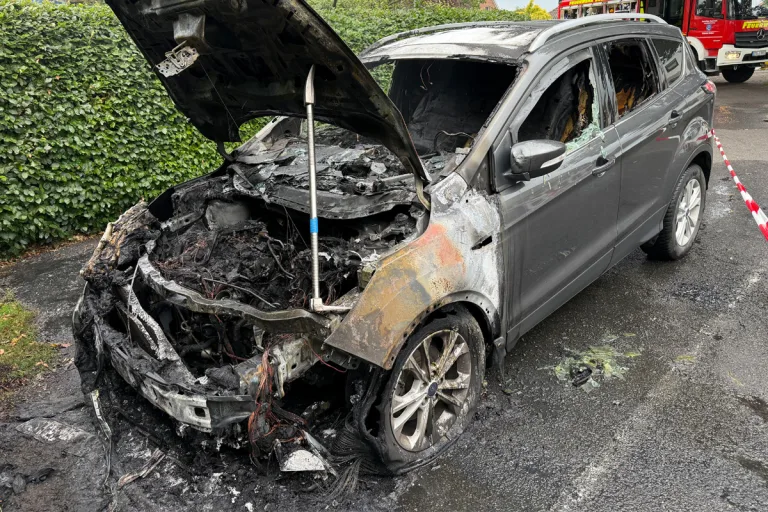 Stade NI – Polizei sucht Zeugen nach Brand von Pkw