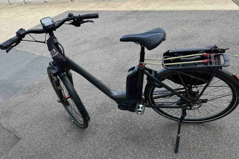 Teufen AR – E-Biker gerät in Regenwasserrinne und stürzt 