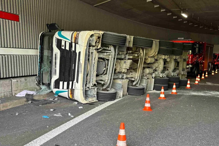 A5 Biberist SO – Lastwagen kippt bei Unfall – Chauffeur schwer verletzt