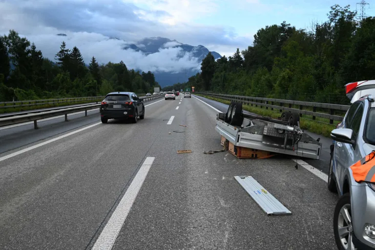 A13 Buchs SG – Auto mit Anhänger bei Unfall ins Schleudern geraten
