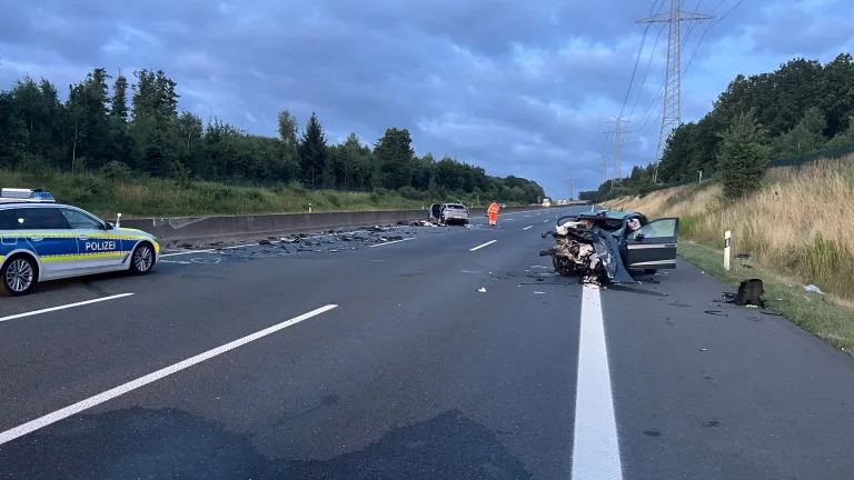 Holle – Falschfahrer auf A7 verursacht schweren Unfall
