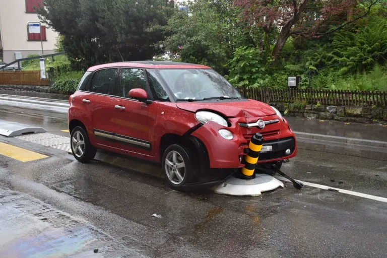 Herisau AR - Kollision mit einem Verkehrsteiler
