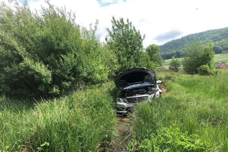 Neunkirch SH – Auto landet in Bachbett