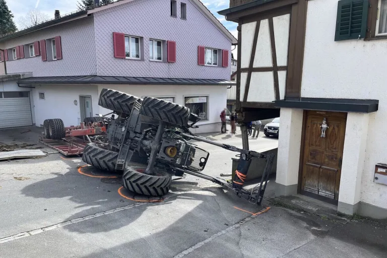 Uznach SG - 15-Jähriger verursacht grossen Unfall mit einem Traktor