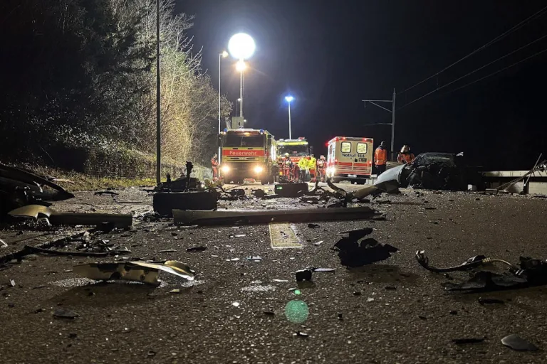 Unfall in Langnau am Albis ZH – Drei Personen bei Kollision auf Sihltalstrasse verletzt