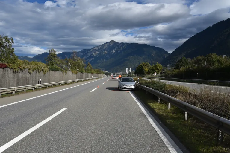 Unfall in Domat/Ems GR - Fahrunfähig mit einer Mittelleitplanke kollidiert