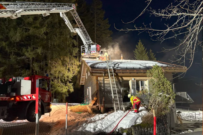 Amden SG – Dach eines Einfamilienhaus in Brand geraten