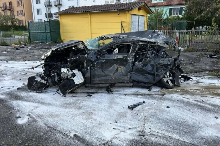 La Chaux-de-Fonds NE - Regionalzug kracht in Auto 