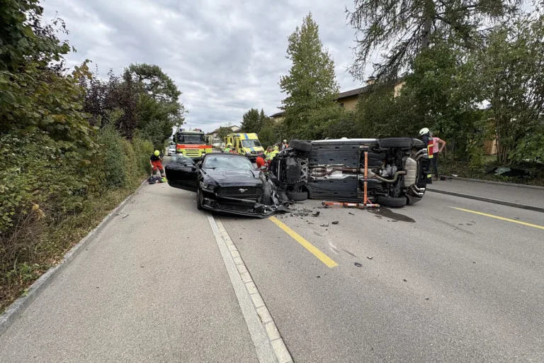 Hettlingen ZH – Auto kippt nach Unfall auf die Seite