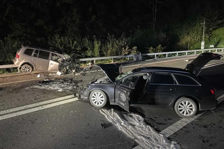 Brunnen SZ - Fahrer nach Frontalkollision im Auto eingeklemmt 