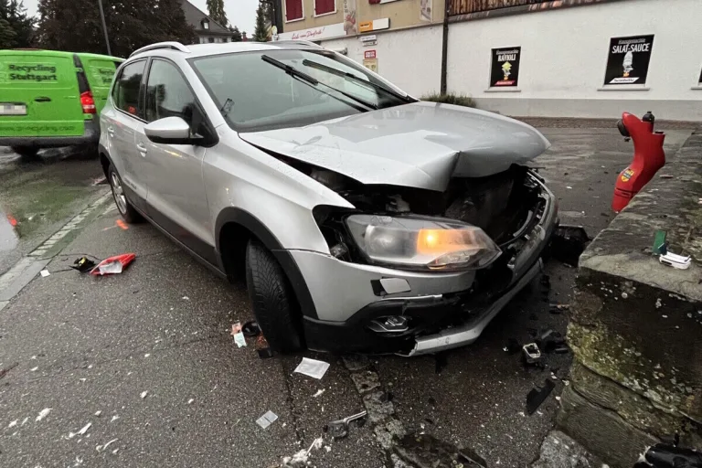 Thal SG - Kleinmotorrad bei Unfall von Auto mehrere Meter mitgeschleift