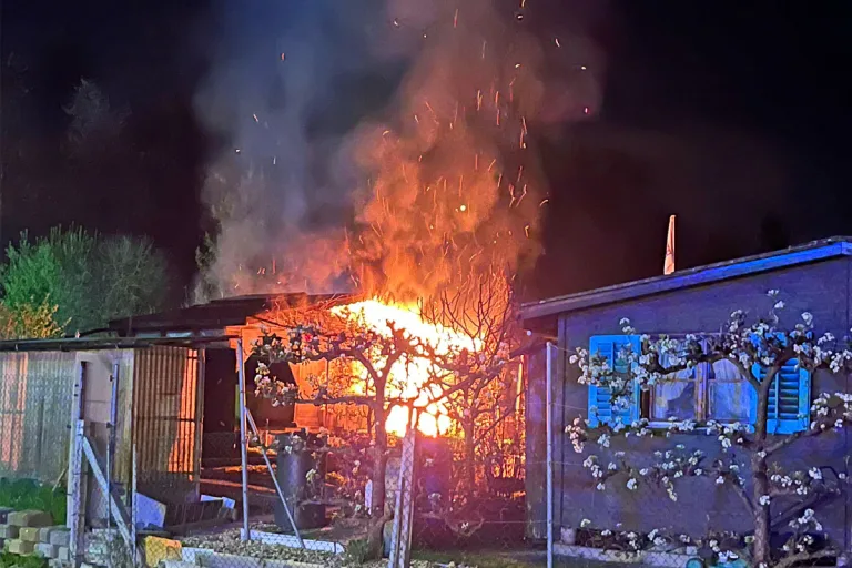 Buchrain LU – Gartenhaus bei Brand stark beschädigt