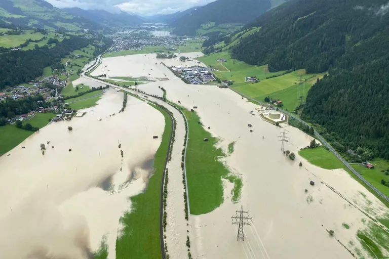  Warnung! Hochwasser in Mittersill - Straße gesperrt