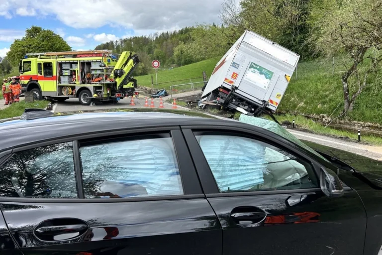 Aathal-Seegräben ZH - Zürichstrasse nach Unfall gesperrt