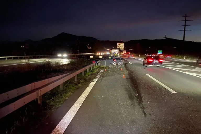 A14 Hünenberg ZG – Auffahrunfall im Feierabendverkehr sorgt für Verkehrsbehinderungen