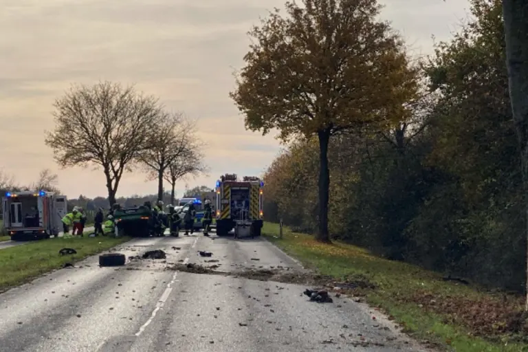 Moers NW – Pkw prallt gegen Baum – Fahrer (71) schwer verletzt