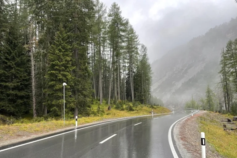 Zernez GR – Motorradfahrer verunfallt auf nasser Fahrbahn 