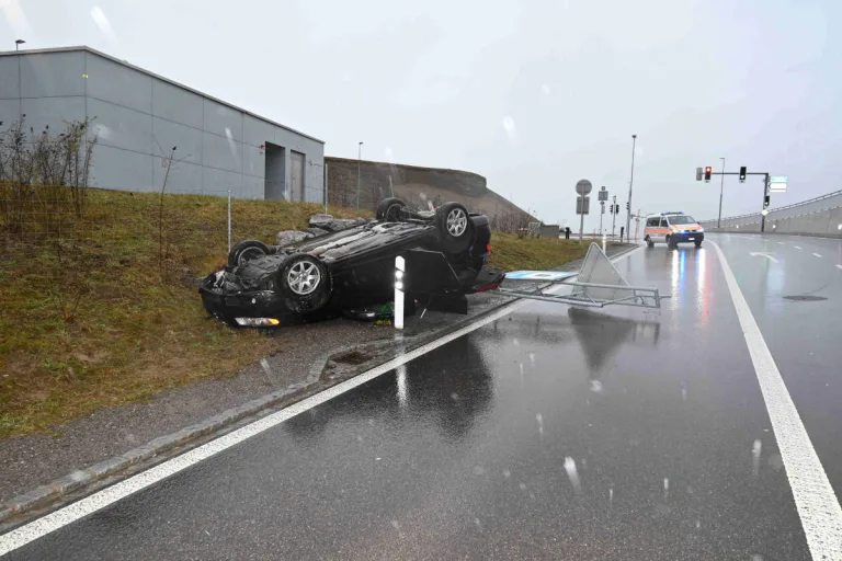Bütschwil SG – Auto überschlägt sich