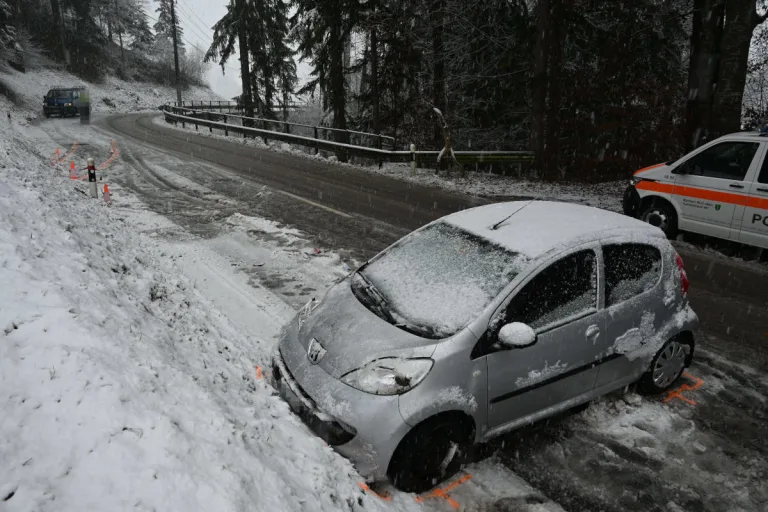 Mogelsberg SG – Auf schneebedeckter Strasse überschlagen