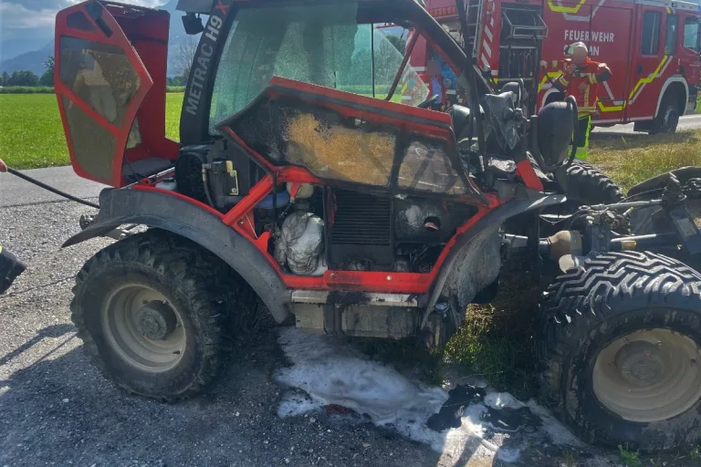 Schaan FL - Landwirtschaftliches Fahrzeug gerät in Brand