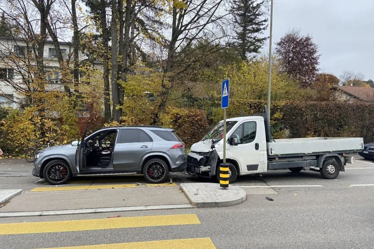 Therwil BL - Der Lenker im Mercedes musste ins Spital gebracht werden