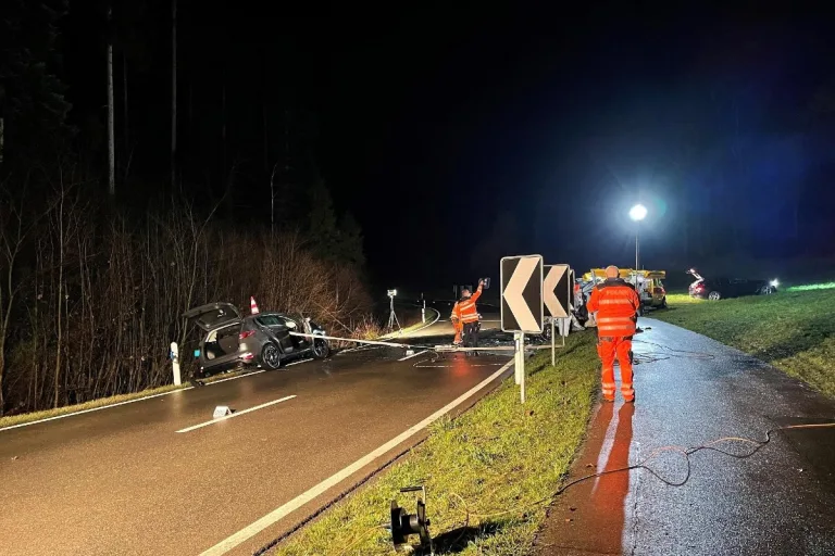 Horrorunfall in Weisslingen ZH - Auto gerät auf Gegenfahrbahn - Autolenkerin schwer verletzt!