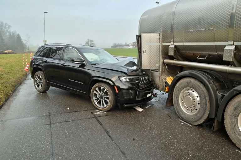 Emmen LU – Kollision zwischen zwei Autos und einem Lastwagen