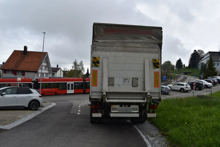 Speicher AR - Kollision zwischen Bahn und Lastwagen sorgt für Unterbrechung des Bahnbetriebs 