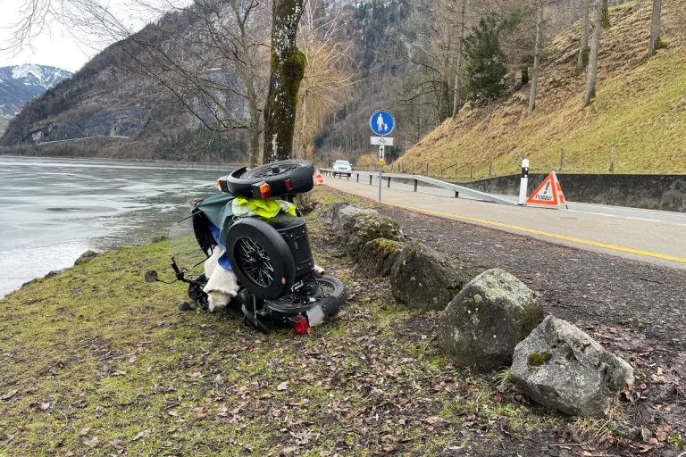 Lauerz SZ – Zwei Personen bei Selbstkollision von Seitenwagen-Motorrad verletzt