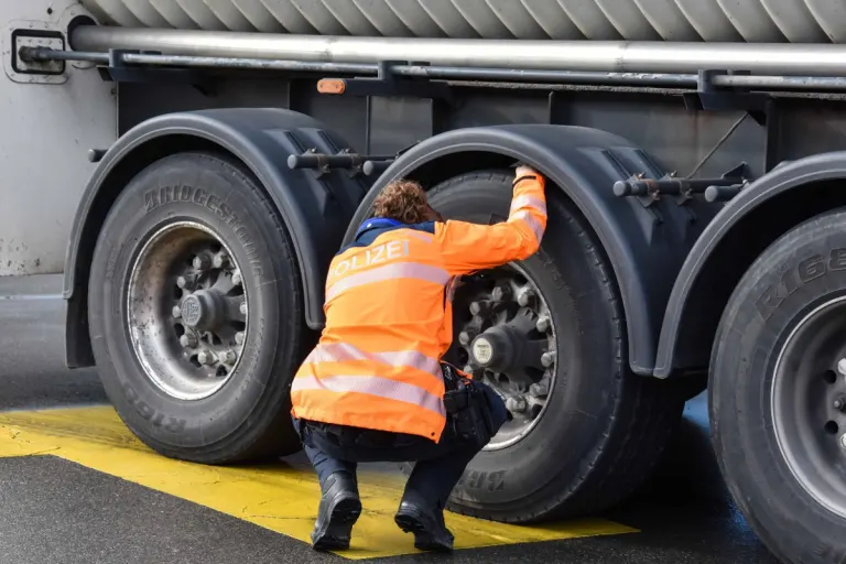 Thal SG - 6 Chauffeure bei Schwerverkehrskontrolle zur Anzeige gebracht