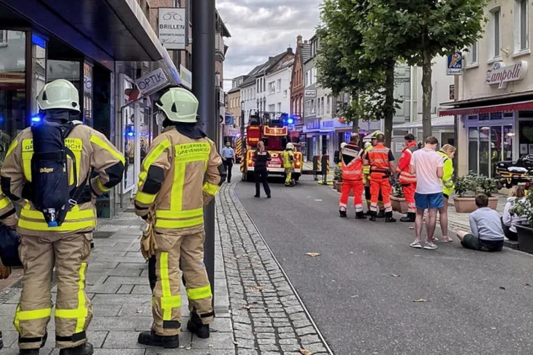 Grevenbroich – Feuerwehr rettet neun Personen aus Mehrfamilienhaus