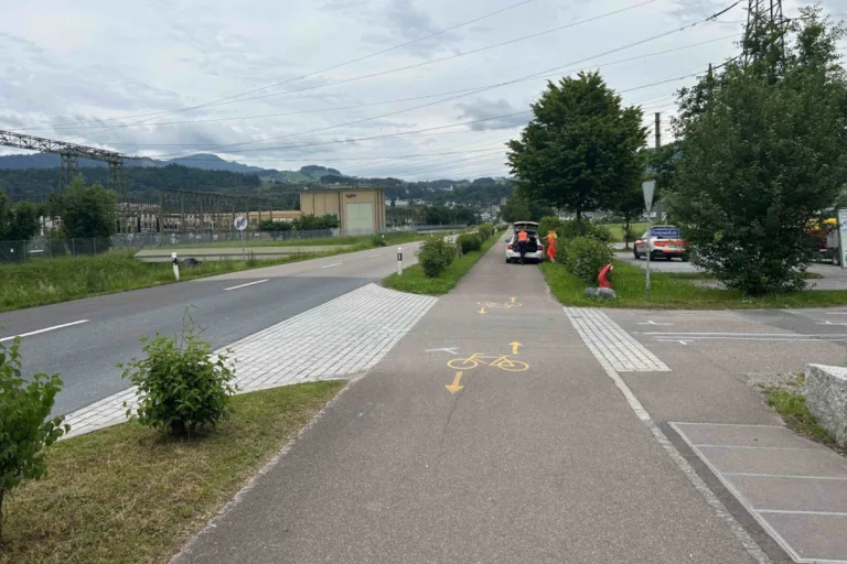 Uznach SG – Lieferwagen kollidiert mit Rennvelo
