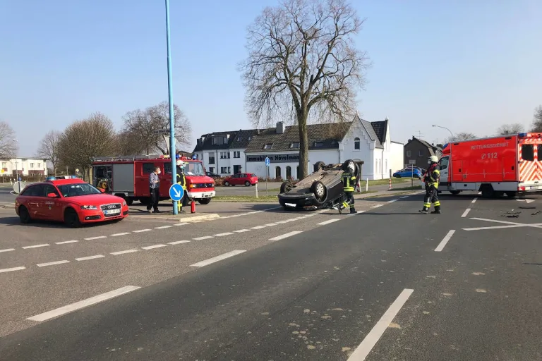 Bedburg-Hau – Fahrzeug überschlägt sich