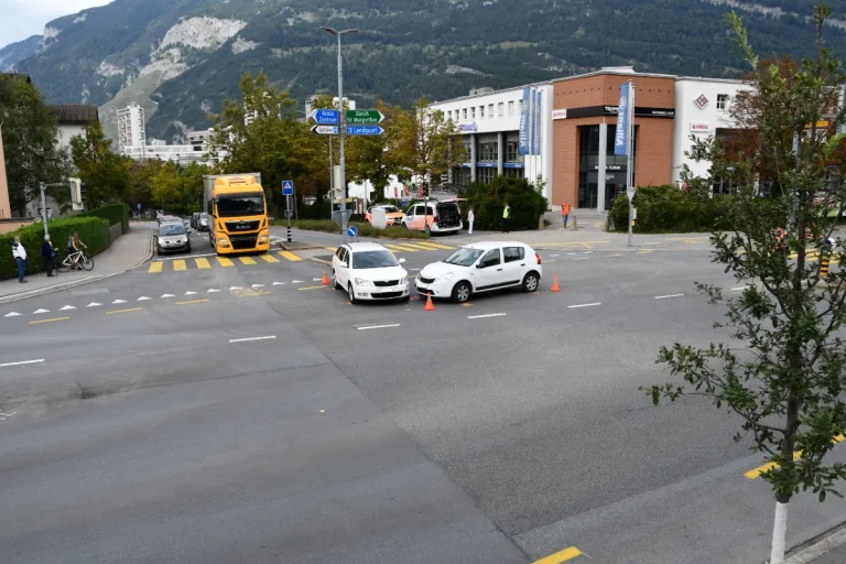 Chur GR - Frontal-seitliche Kollision zwischen zwei Personenwagen