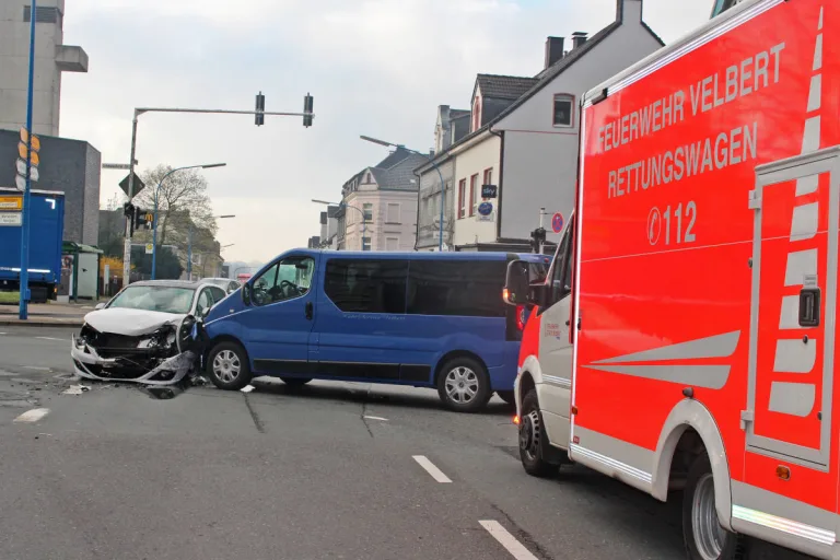 Velbert – 13.000 Euro Sachschaden nach Verkehrsunfall