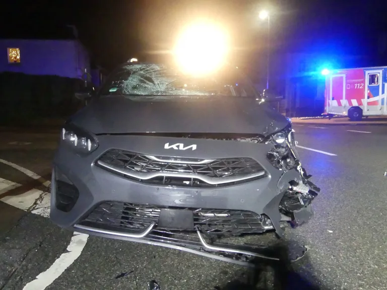 Radevormwald – Krad gegen Auto – Drei Verletzte bei Unfall